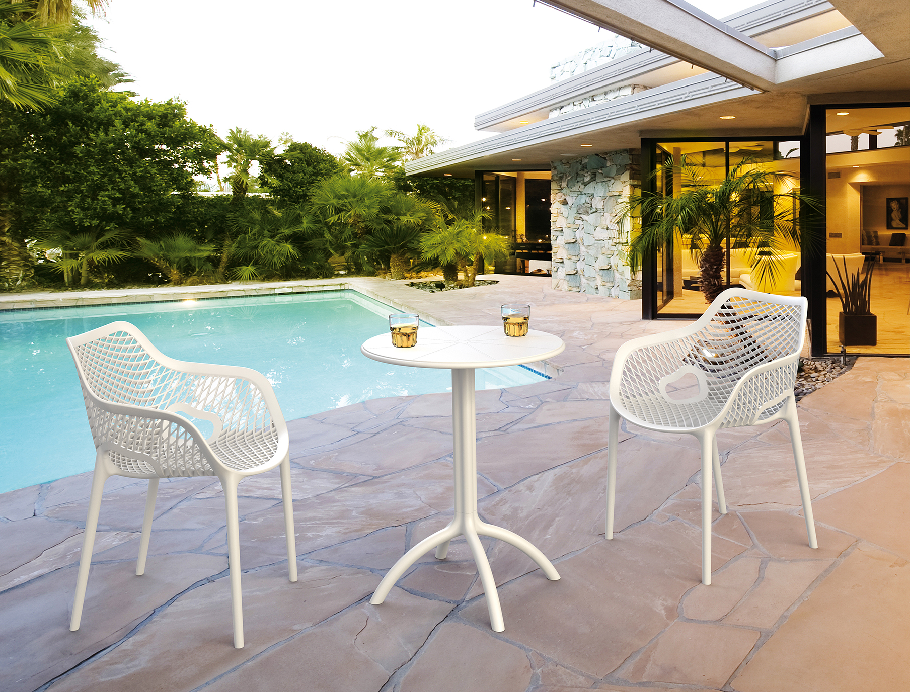 Wytrzymały stolik kawowy Octopus 60 White - aranżacja nad basenem