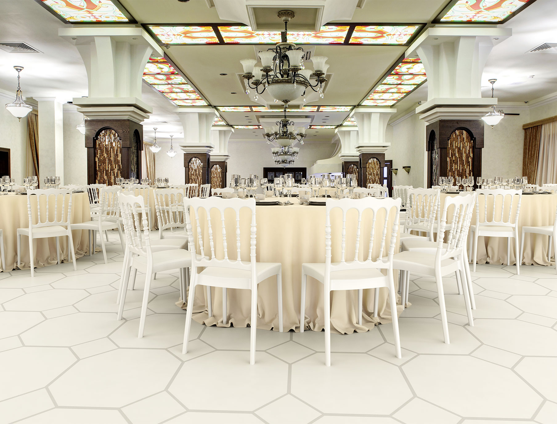 Krzesło proste z tworzywa Napoleon White - aranżacja sali weselnej