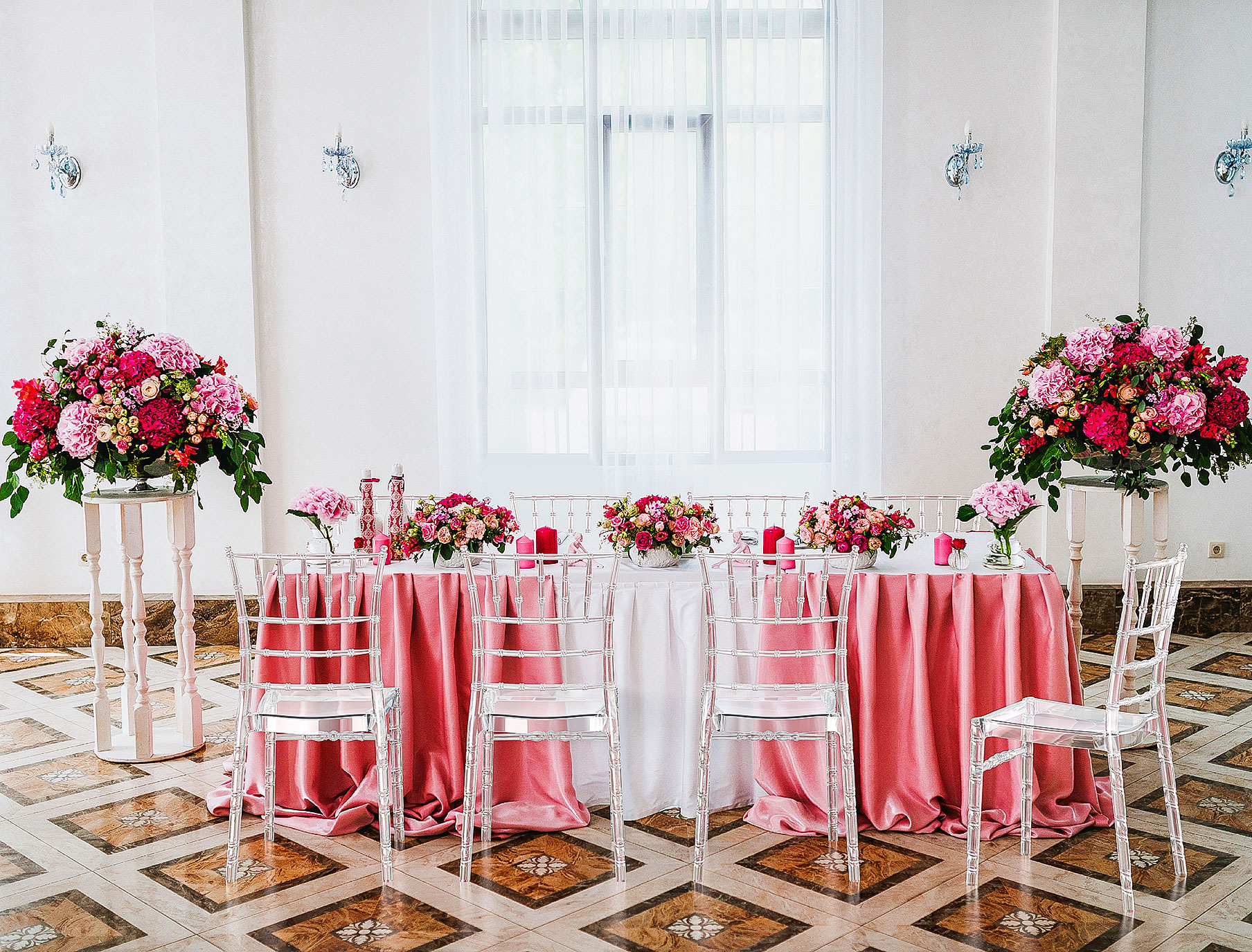 Krzesło przezroczyste proste Chiavari Clear - aranżacja sali weselnej