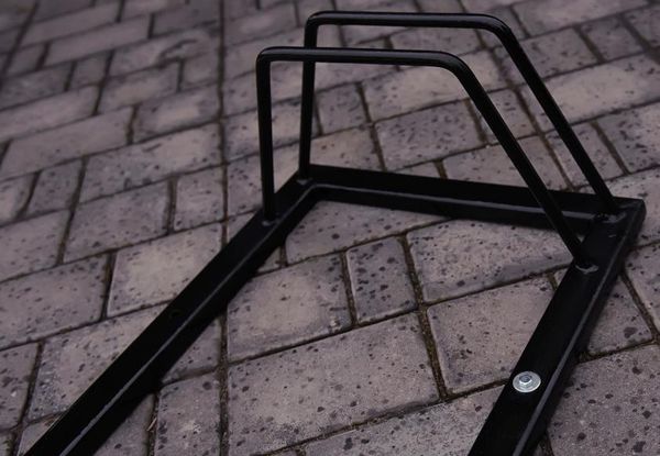 Zbliżenie na stanowiska stojaka rowerowego