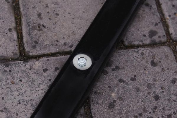 Śruba montażowa do stojaka rowerowego metalowego