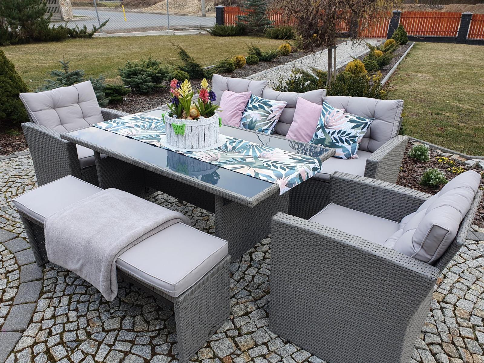 Jasnoszary zestaw mebli ogrodowych z sofą i fotelami