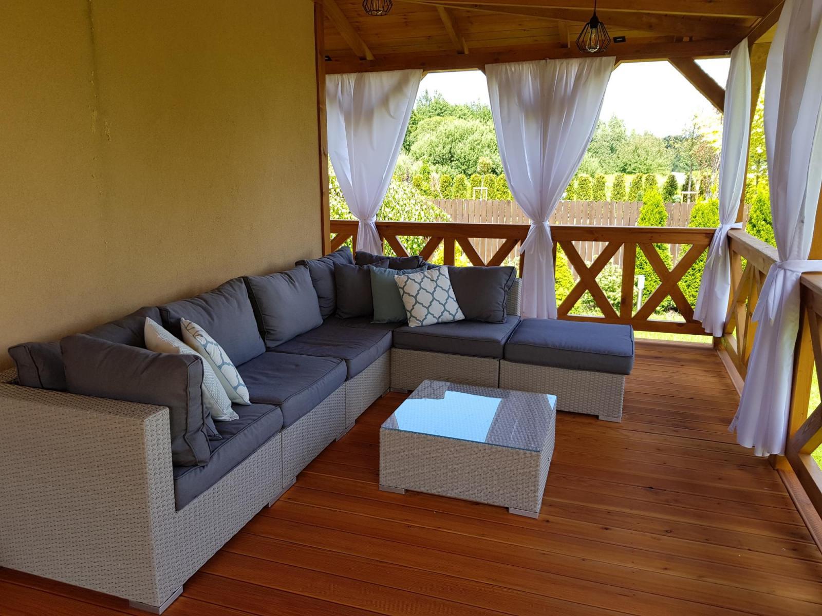 Jasne meble modułowe z technorattanu dla 6 osób