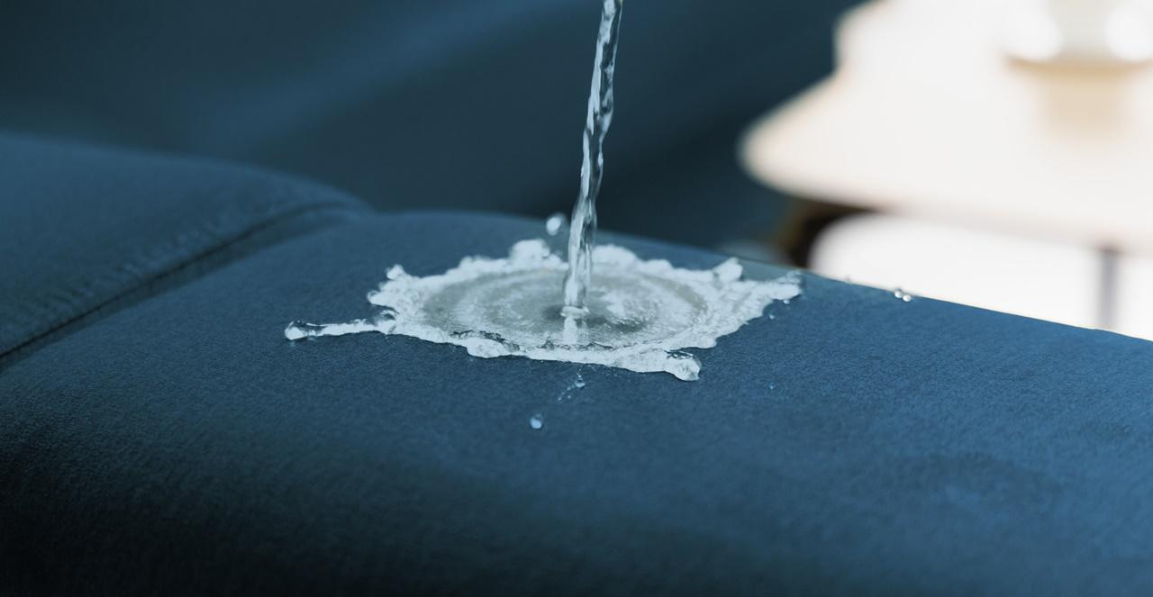 Granatowy narożnik z regulowanymi zagłówkami i funkcją spania