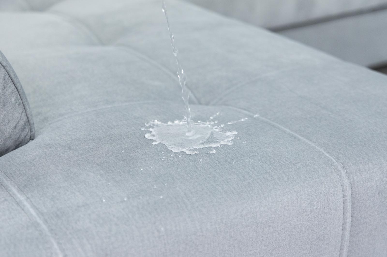 Jasnoszary narożnik welurowy w stylu glamour