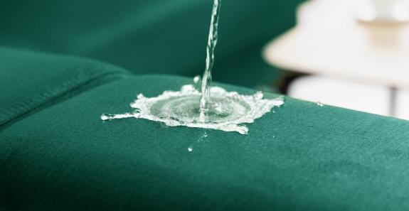 Butelkowozielony narożnik z podnóżkiem do salonu