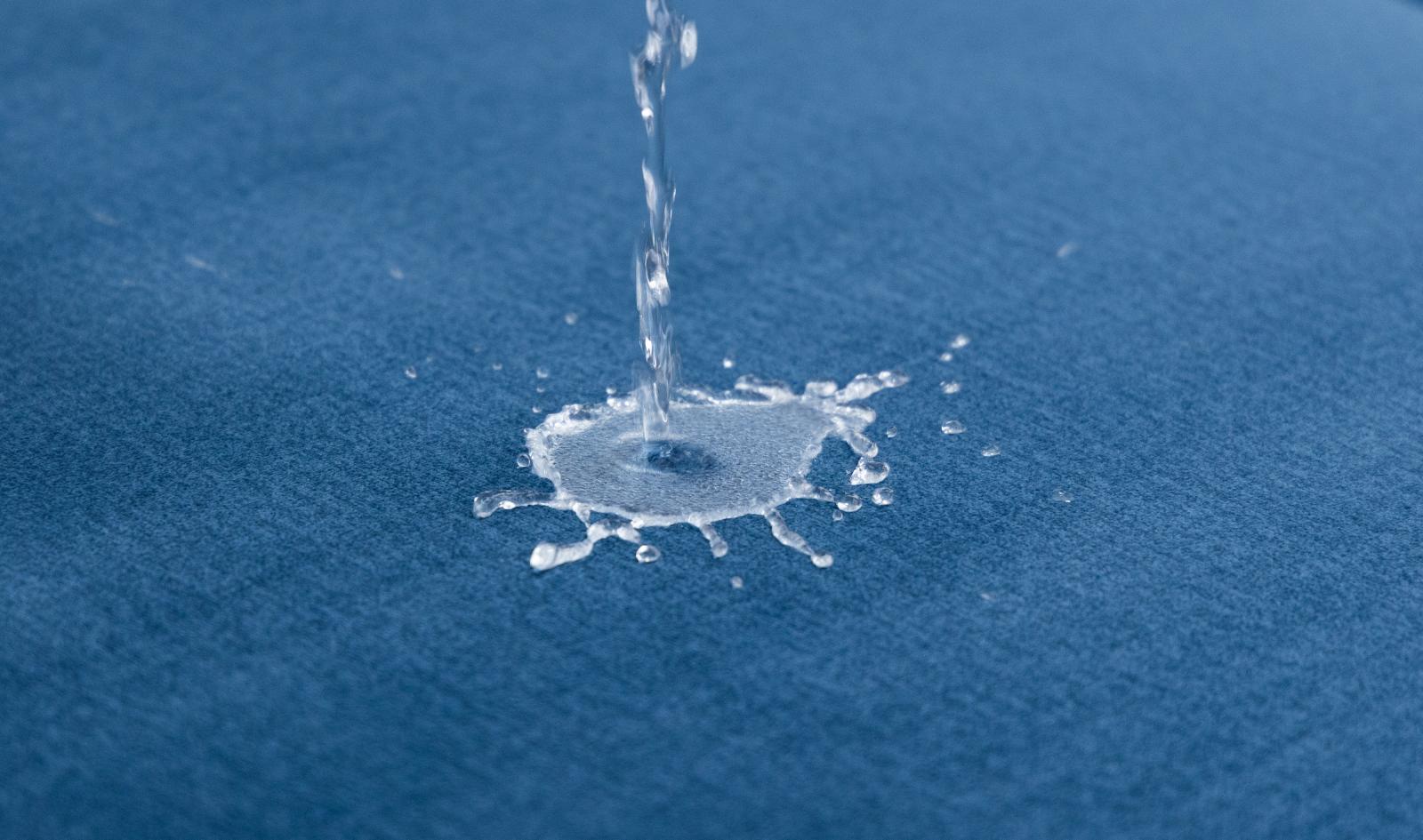 ciemnoniebieski narożnik welurowy z funkcją spania