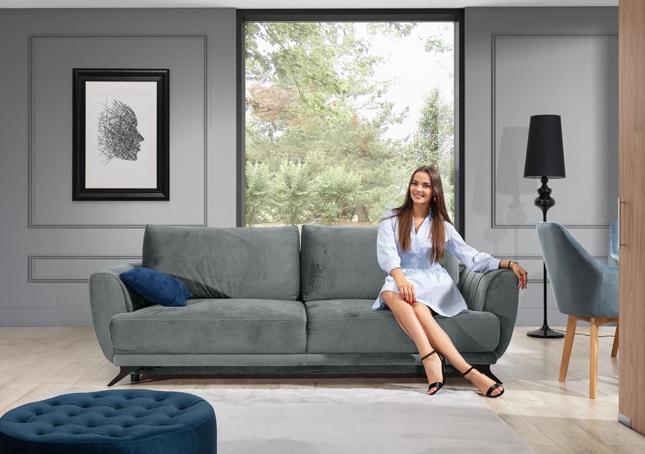 Jasnoszara sofa welurowa na nóżkach