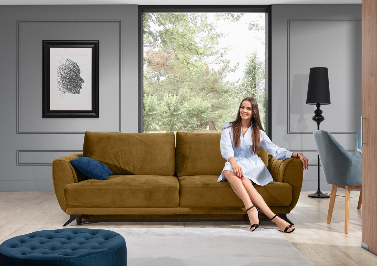 Musztardowa kanapa rozkładana do salonu