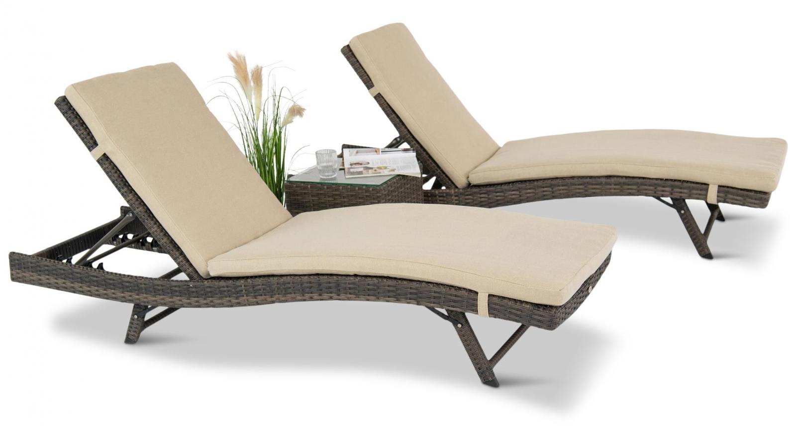 zestaw technorattanowych leżaków ze stolikiem