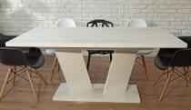 Duży rozkładany stół w wysokim połysku