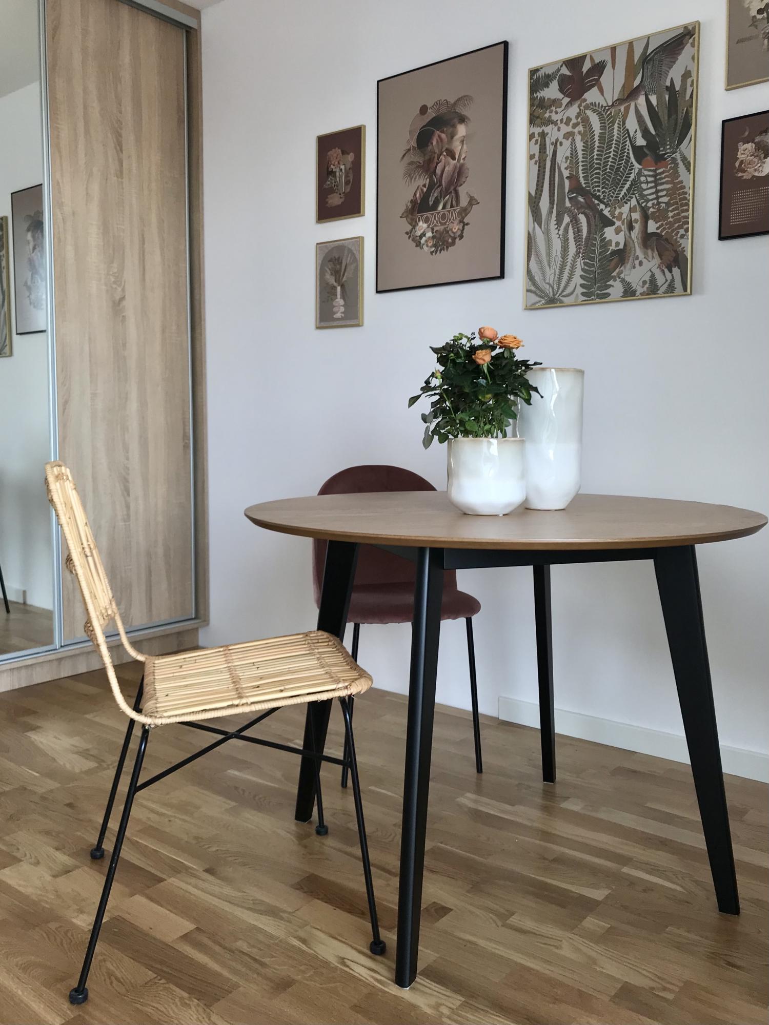 Stół Roxby Actona okrągły do kuchni 105 cm - Meblobranie.pl