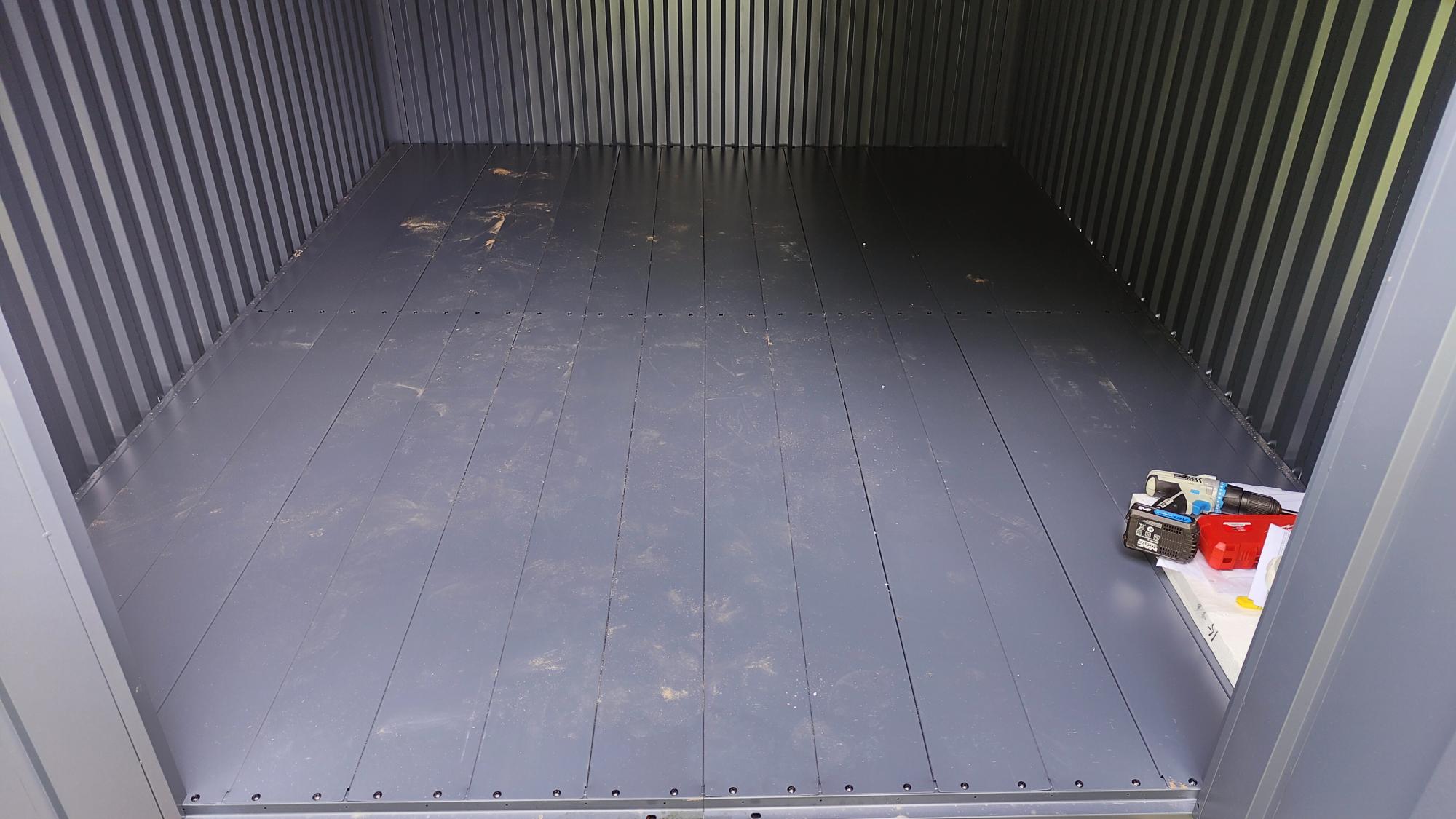 Fontos, hogy a kerti f&eacute;szer padl&oacute;ja t&ouml;m&ouml;r &eacute;s massz&iacute;v legyen